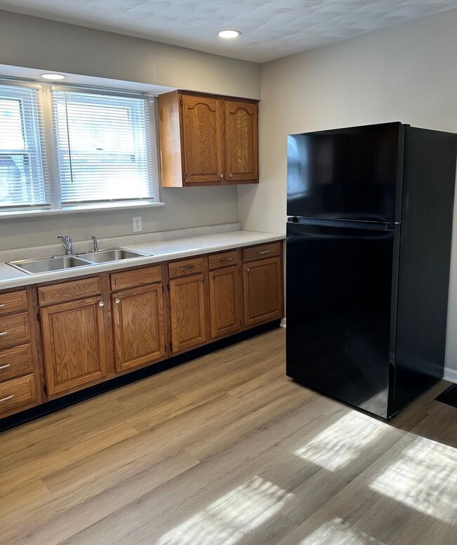 Building Photo - Renovated 3-Bedroom Gem within walking dis...