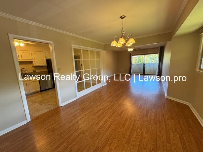 Building Photo - Two Bedroom Condo w/ Updated Kitchen in Hu...