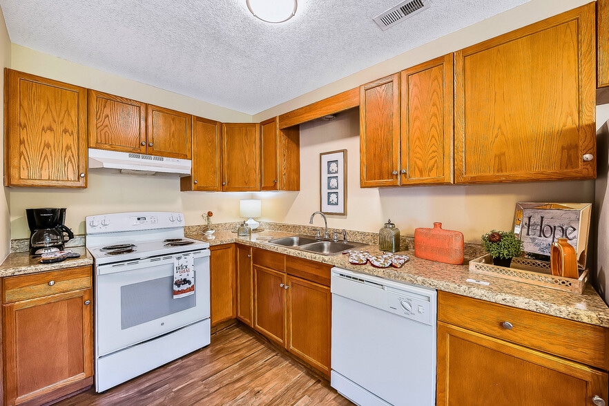 Building Photo - Meadow Creek Townhomes