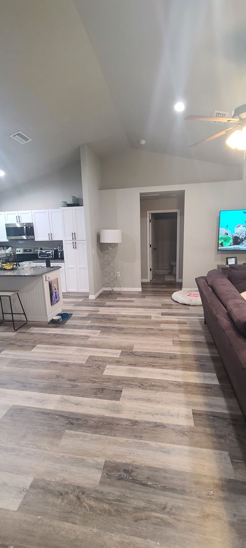 Building Photo - Beautiful 3BR/2BA home with large fenced-i...