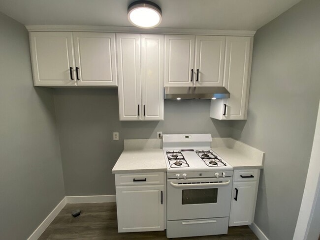 Building Photo - Follow the yellow brick to this Remodeled 2 BD 1 BA House in NE Bakersfield