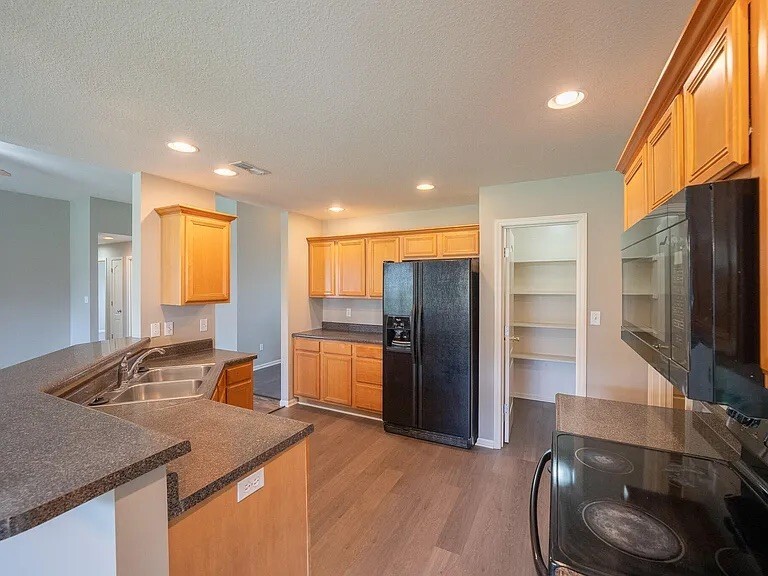 Building Photo - 211 Jackal Dr