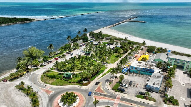 Building Photo - 1911 Cypress Ave