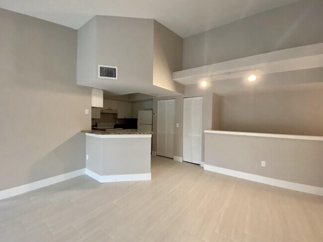 Building Photo - 1600 Crestwood Ct S