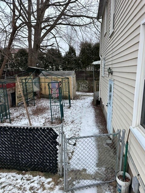 Building Photo - 40 Howard Ave