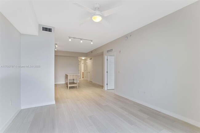 Building Photo - 555 NE 8th St