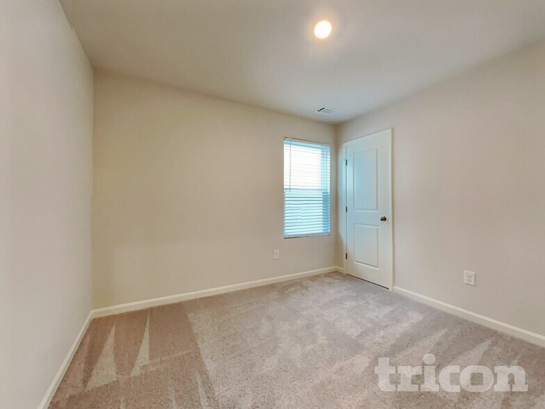 Building Photo - 527 Dayspring Dr