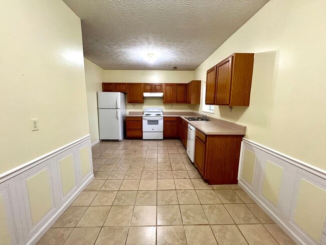 Building Photo - 3 bedroom close to Interstate in Kodak! On...