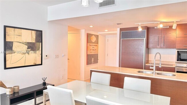 Building Photo - 475 Brickell Ave