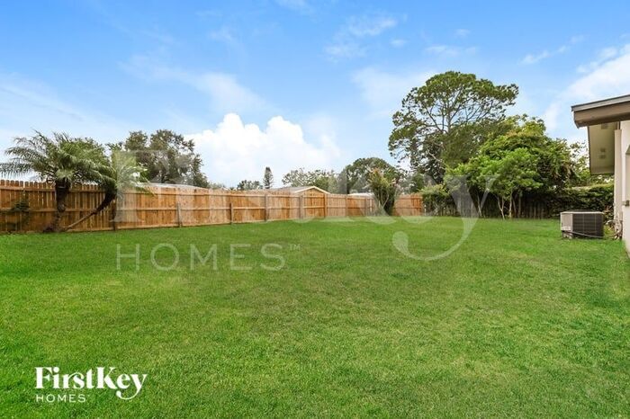 Building Photo - 1827 Driftwood Cir S