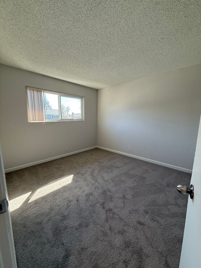 Building Photo - Quiet unit with new paint, new carpet, new windows and Air Conditioning!