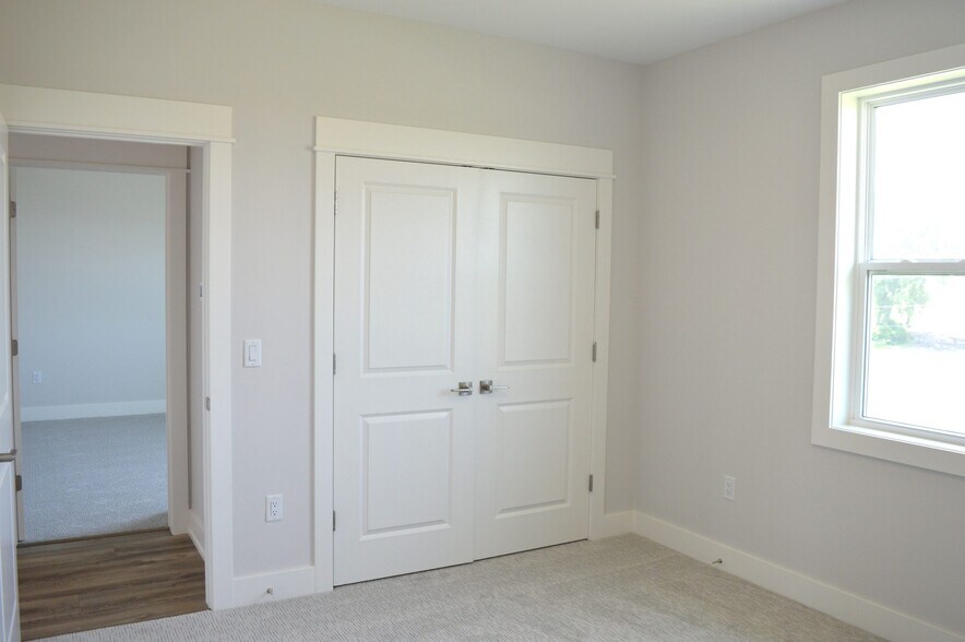 Building Photo - 219 3rd Ave