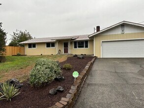 Building Photo - Beautiful Family home