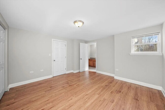 Building Photo - Charming 2BR Garden Unit in Bronzeville