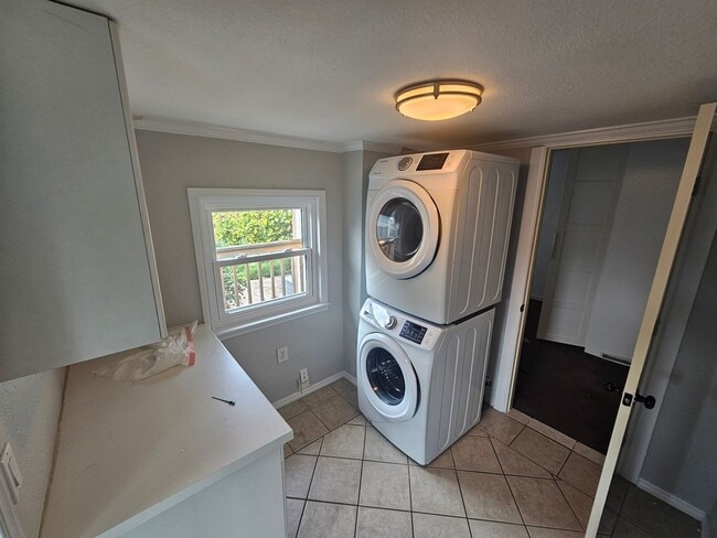 Building Photo - Live & Work in Oakland: Spacious Home with...