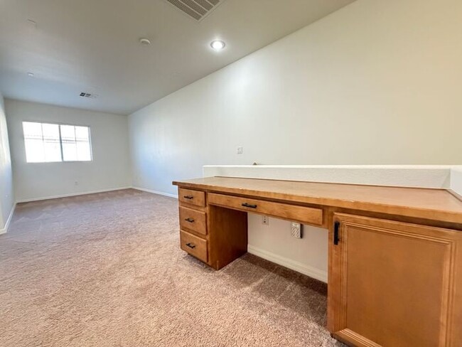 Building Photo - Carry Over Showing: This property has been shown before and will be rented to the first most qual...