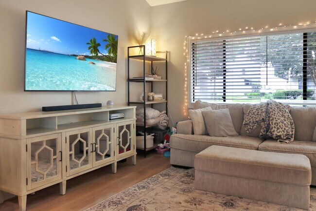 Building Photo - 3 Bedroom Townhome: Prime Location with Pool, Clubhouse and More!