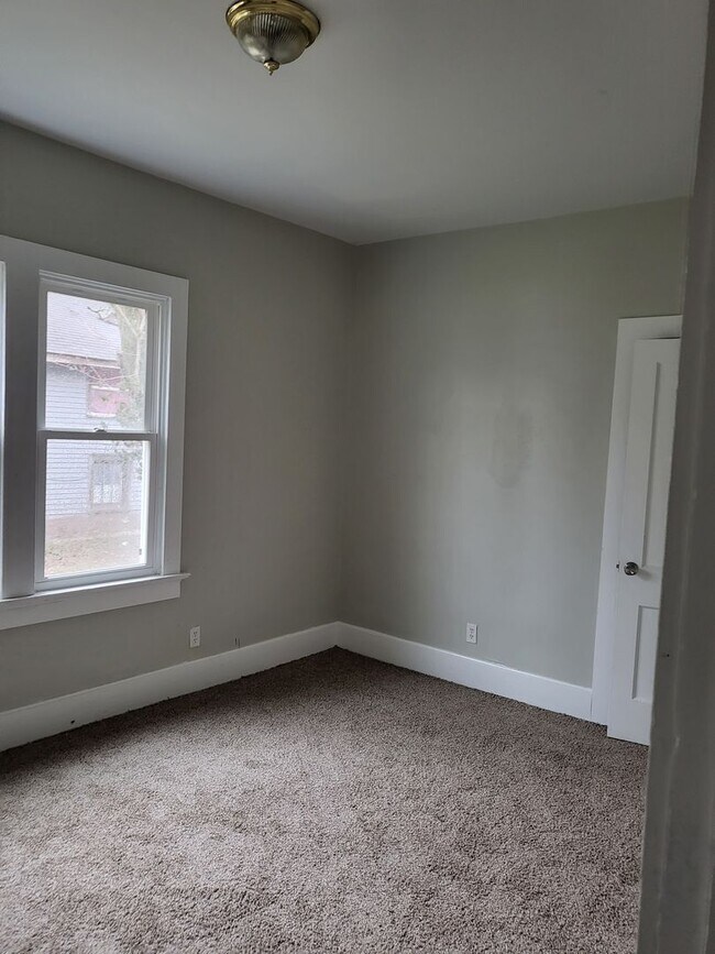 Building Photo - 4 Bed 1 bath - EHA Approved!