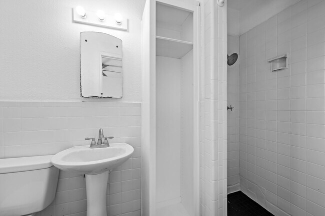 Building Photo - 3025 Mitchell Ave