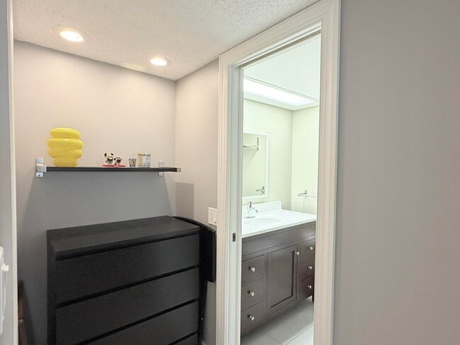 Building Photo - 4030 W Palm Aire Dr
