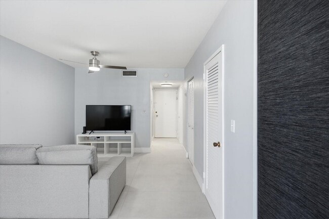 Building Photo - 2899 Collins Ave