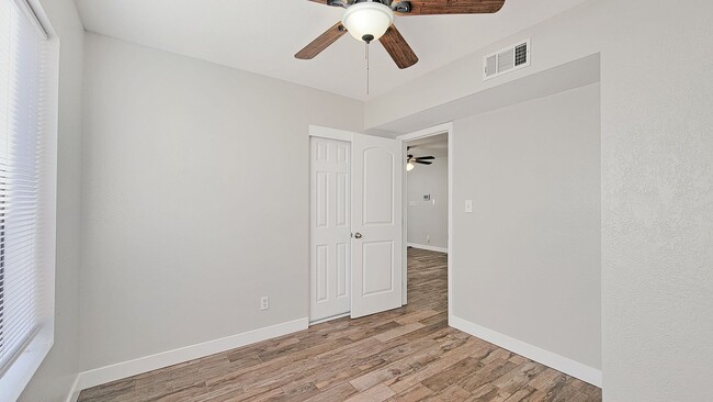 Building Photo - Excellent Townhome with Updated Interior