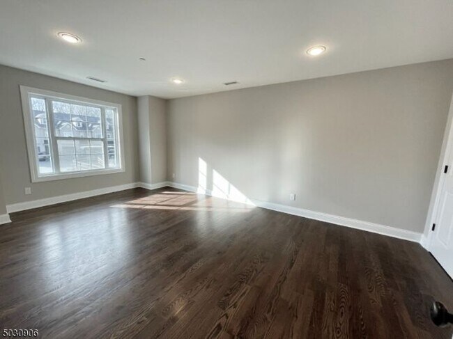 Building Photo - 7 N Ridge Cir