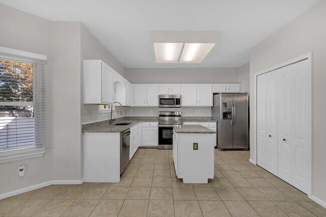 Building Photo - 710 Ray Ave