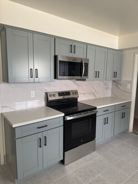 Kitchen/Range - 5805 Alta Vista Ave