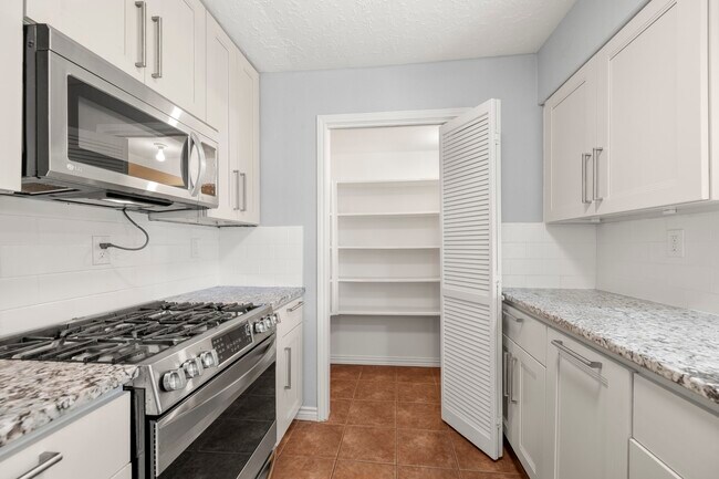 Building Photo - 8522 Scenic Green Dr