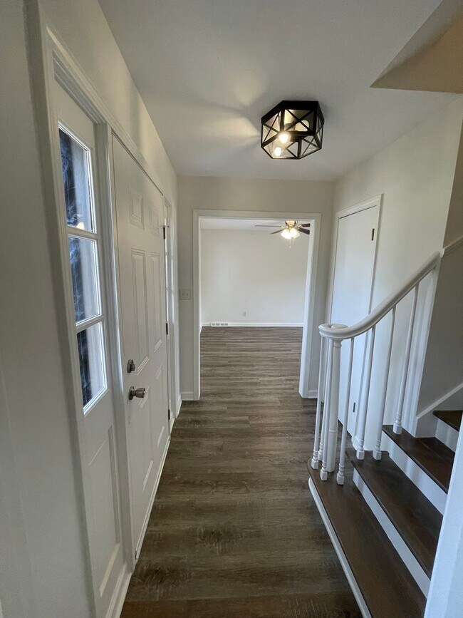 Building Photo - Renovated 3/2.5 House in Chieftain Hills- ...