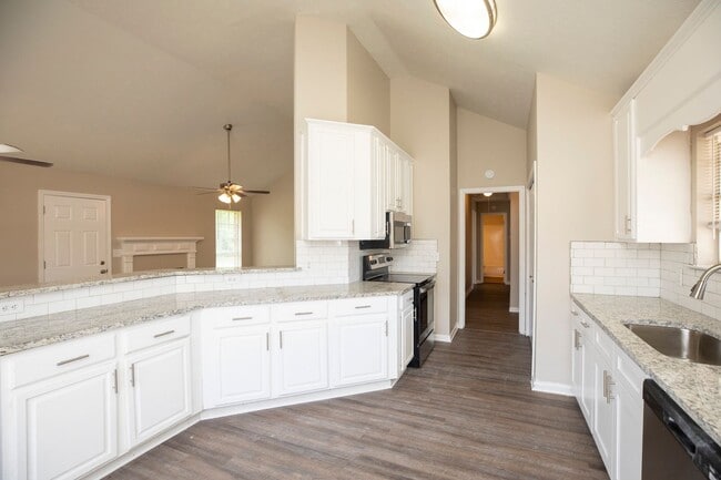 Building Photo - ** 3 bed 2 bath located off Wares Ferry Rd ** call (334) 366-9198 for a showing self tour