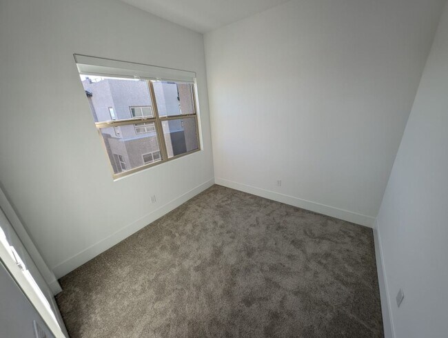 Building Photo - 675 Agate Bridge St