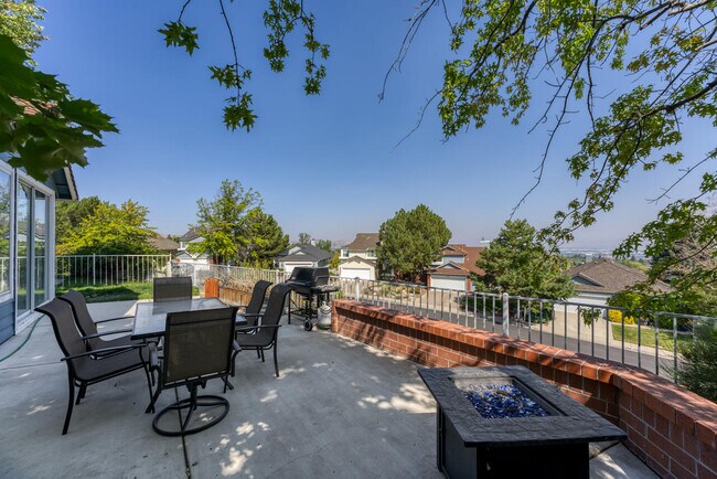 Building Photo - 2320 Overlook Ct