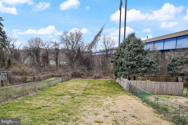 Building Photo - 528 E Elm St