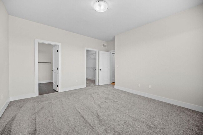 Building Photo - 3 Bedroom Townhome Available November 5th,...