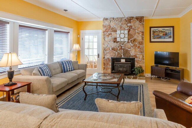 Building Photo - 640 S Columbia St