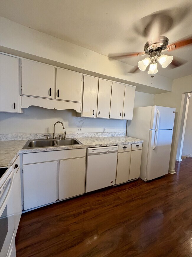 Building Photo - 305 W Cadbury Dr