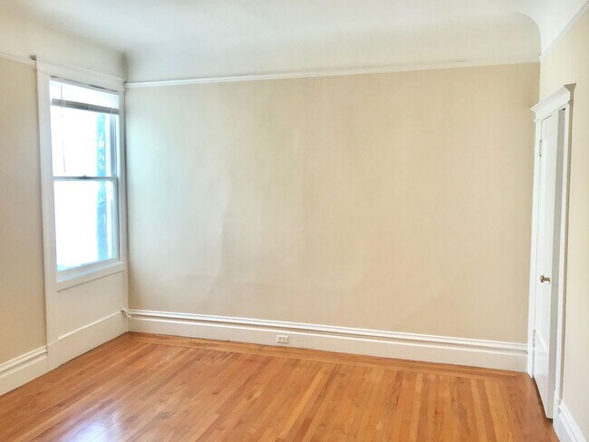 Building Photo - Top Floor Huge 4BR Flat, In Unit Laundry i...