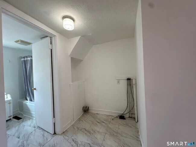 Building Photo - 107 N Main St