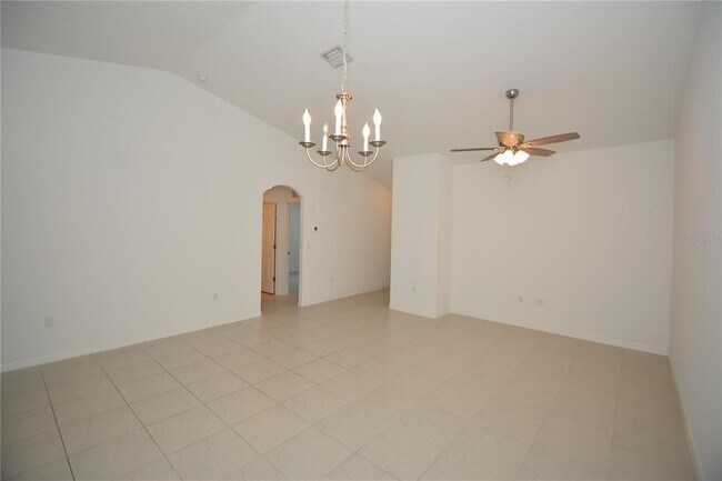 Building Photo - 14 Unimay Ct