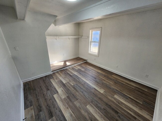 Building Photo - 613 N West St