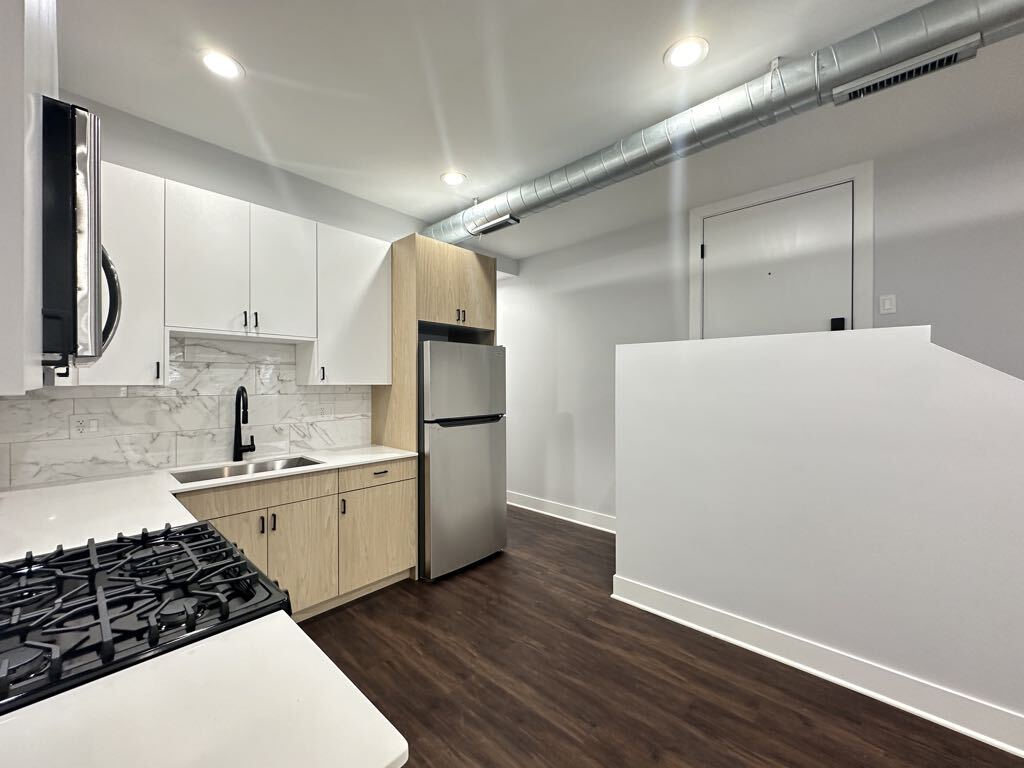 Building Photo - 2149 W Wilson Ave