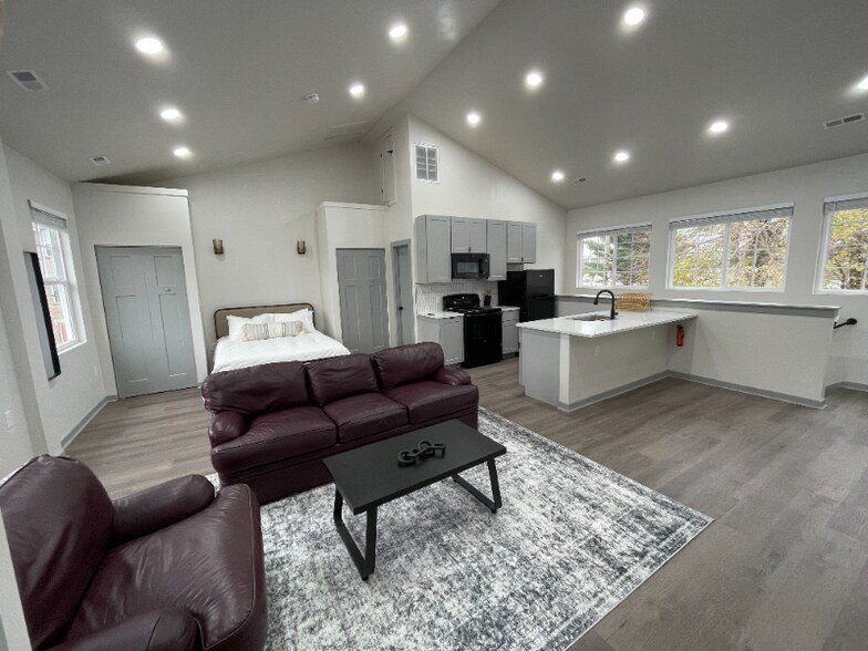 Primary Photo - 2253 N Kenwood Ave