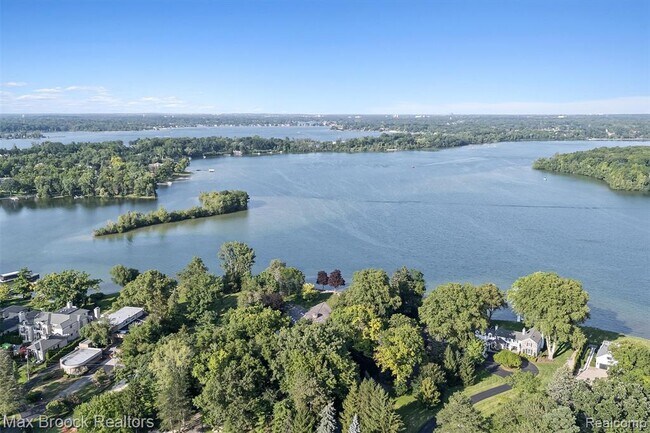 Building Photo - 3333 W Shore Dr