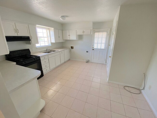 Building Photo - East El Paso 3 bed Refrig A/C