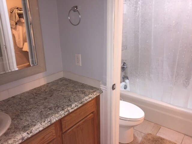Walk through bath - 515 Basswood Ave