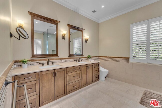 Building Photo - 5310 Leghorn Ave