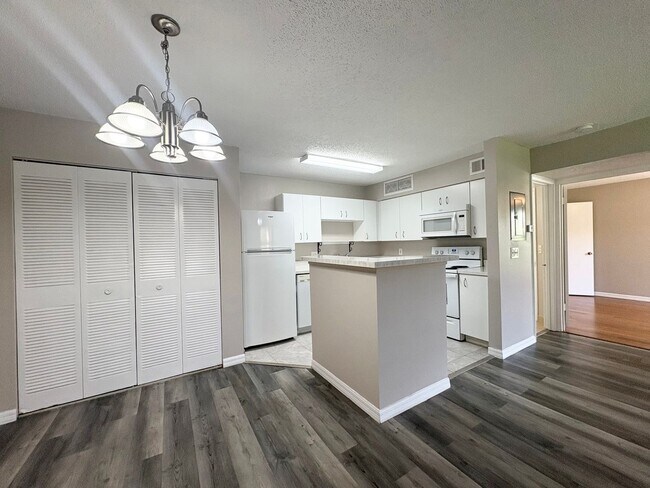 Building Photo - 1/1 Condo in Gated Lakefront Community of Altamonte Springs!