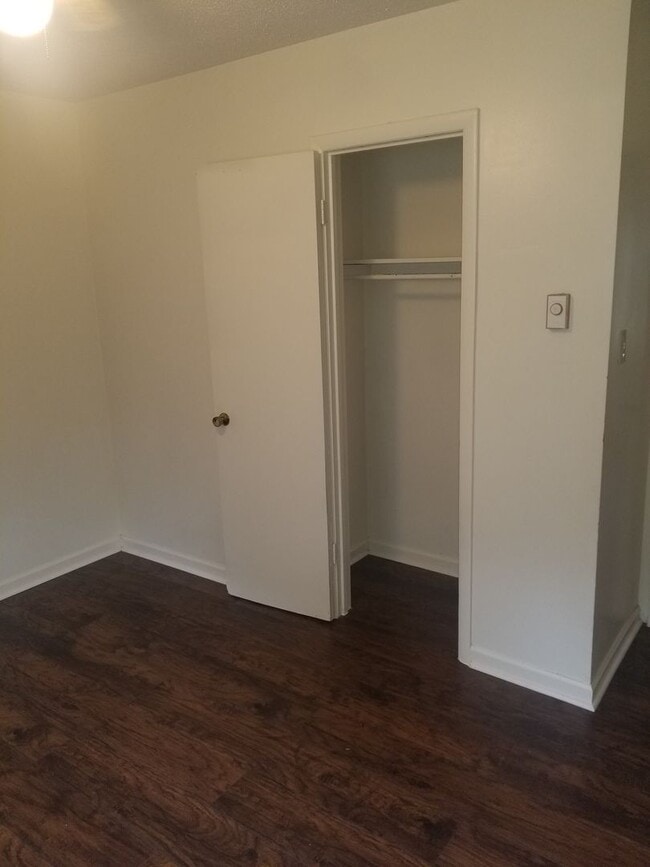 Building Photo - 3- Bedroom & 1- Bath